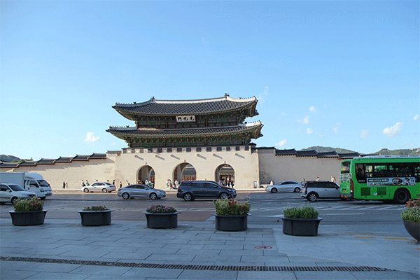 Phía trước cung điện Gyeongbokgung